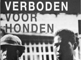Voorkant van H.C. Beynon, Sjoerd de Jong (red.), 'Verboden voor honden en inlanders; Indonesiërs vertellen over hun leven in de koloniale tijd', Uitgeverij Mets, Amsterdam 1995.