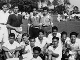 De elftallen 3 en 4 van A.M.S. uit Semarang, ongeveer 1938. <br />
(Foto privécollectie Van Horn)