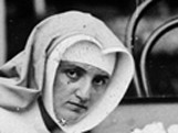 Ziekenverpleging door een rooms-katholieke zuster op de Kai-eilanden, 1920-1940.   <br />
(Foto collectie Tropenmuseum Amsterdam, coll.nr 10000711)