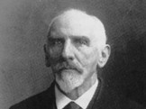 Portretfoto van dr C. Snouck Hurgronje (1857-1936).<br />
(Foto collectie Tropenmuseum, Amsterdam, coll.nr 10018792)<br />
