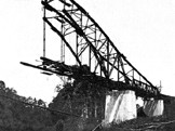 Het bouwen van de Way Oempoe-brug aan de Palembang-Telok Betong-lijn, Sumatra, 1927. (Foto collectie Wim Ravesteijn)<br />
