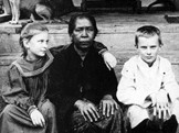 Baboe Engko met 'haar' kinderen: Bertha Kerkhoven en Karel Kerkhoven,<br />
omstreeks 1900. Theeonderneming Gamboeng, gelegen op de <br />
westelijke helling van Goenoeng Tilu, Preanger, West-Java.<br />
(Foto: collectie Indisch Thee-en Familie-Archief van der Hucht c.s.,<br />
Driebergen)