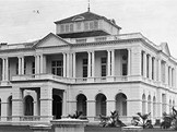 Het hoofdkantoor van de Deli-Maatschappij te Medan.<br />
(Foto collectie KITLV)