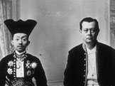 Studioportret van Pakoe Boewono X, Susuhunan van Soerakarta, en resident Willem de Vogel, Soerakarta, ca. 1897<br />
Collectie Tropenmuseum, Amsterdam, coll.nr. 60010546