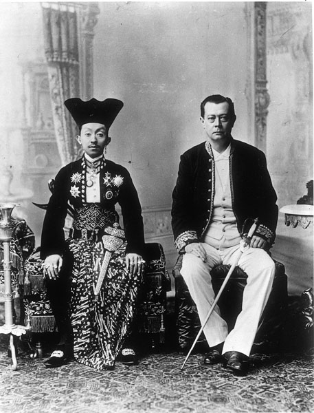 Studioportret van Pakoe Boewono X, Susuhunan van Soerakarta, en resident Willem de Vogel, Soerakarta, ca. 1897