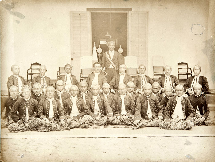 Groepsportret met lokale bestuurders en ambtenaren van het Binnenlands Bestuur, 1870-1900