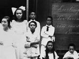 Klassenfoto van mw Ems Grizèl. De foto is gemaakt in 1922 in Makassar op Celebes ter ere van het Sinterklaasfeest. Mw Grizèl zit linksvoor, met de donkere jurk. Haar oudere broer staat bovenaan, uiterst links. <br />
(Foto privécollectie)
